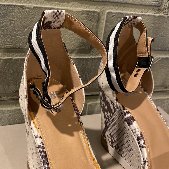 🔥Jane and The Shoe Snake Print Wedge - Picture 7 of 9